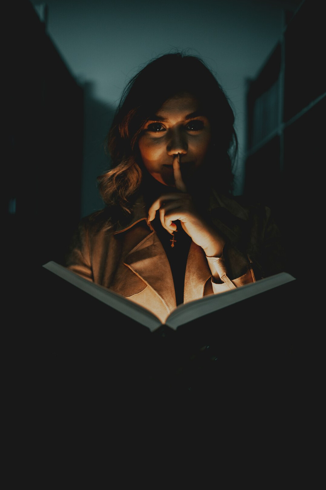 detective reading book
